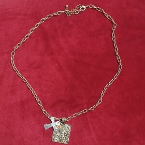 Elegant Gold Pendant Necklace